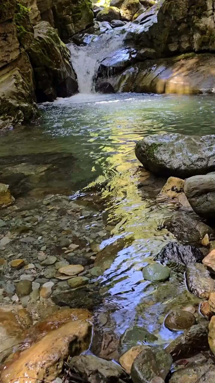 Aty ku natyra fsheh kryeveprën e saj më të bukur – Kanioni i Junikut 🌿✨