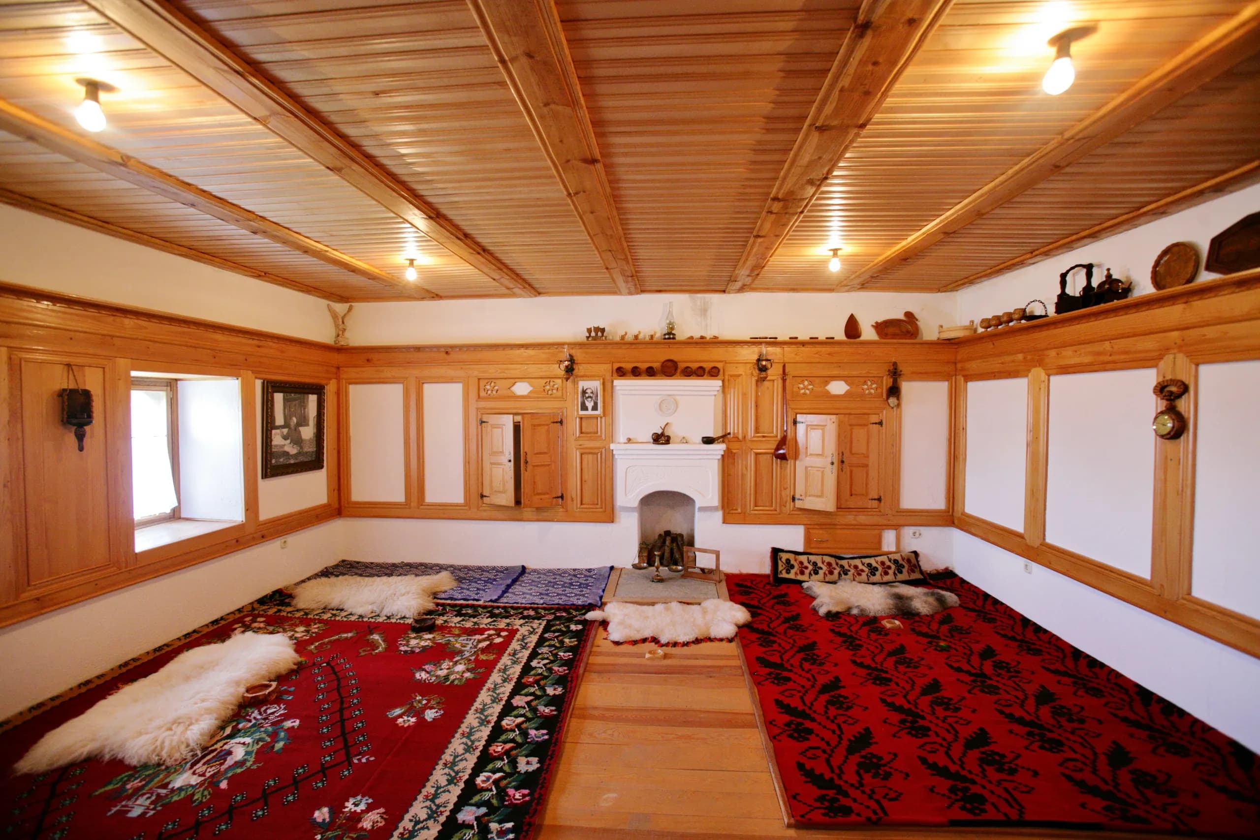 Brendësia e Odës tradicionale me qilima dhe oxhak në Junik